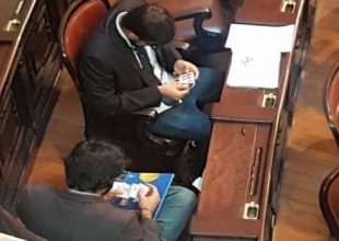 Εκπληκτικό Video: Βραζιλιάνοι βουλευτές ανταλλάσσουν “χαρτάκια” του Μουντιάλ μέσα στη Βουλή