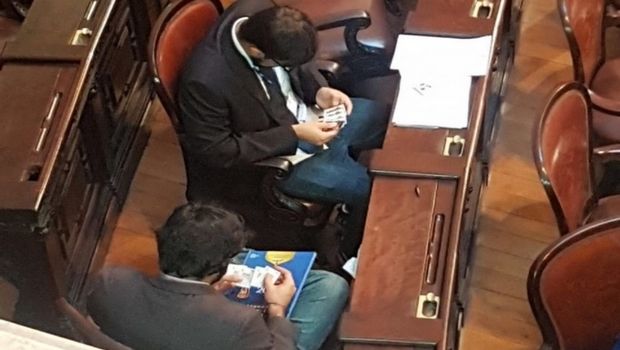 Εκπληκτικό Video: Βραζιλιάνοι βουλευτές ανταλλάσσουν “χαρτάκια” του Μουντιάλ μέσα στη Βουλή