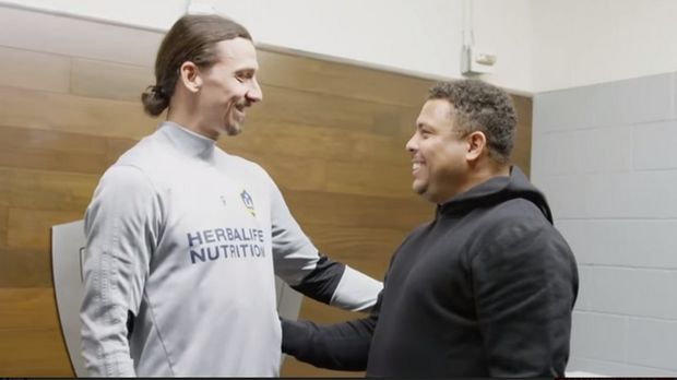 Ο Ιμπραχίμοβιτς έγινε “παιδί” για χάρη του Ρονάλντο Ο Ιμπραχίμοβιτς έγινε “παιδί” για χάρη του Ρονάλντο