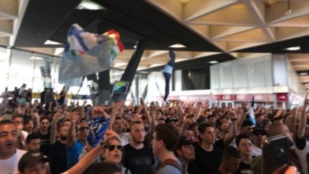 Οι Ναπολιτάνοι ονειρεύονται κούπα και γεμίζουν και… σιδηροδρομικούς σταθμούς! Οι Ναπολιτάνοι ονειρεύονται κούπα και γεμίζουν και… σιδηροδρομικούς σταθμούς!