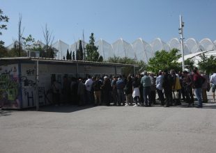 «Πολιορκούνται» τα εκδοτήρια από τον κόσμο! (PICS)