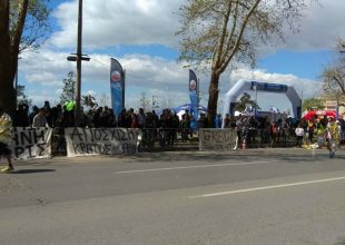 Πανό διαμαρτυρίας στο Μαραθώνιο Θεσσαλονίκης από τους οπαδούς του ΠΑΟΚ (pics)