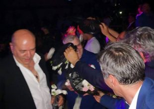 Το κάψανε στον Βέρτη – Ο λουλουδοπόλεμος σε Τίγρη και ο ύμνος (pics+vids)