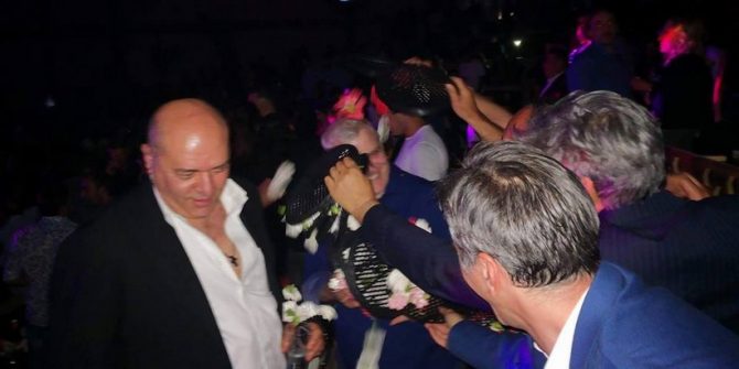 Το κάψανε στον Βέρτη – Ο λουλουδοπόλεμος σε Τίγρη και ο ύμνος (pics+vids)