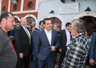 Αμήχανος ο Τσίπρας μπροστά σε ΑΕΚτζή (vid)