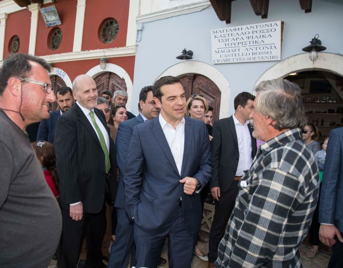 Αμήχανος ο Τσίπρας μπροστά σε ΑΕΚτζή (vid)