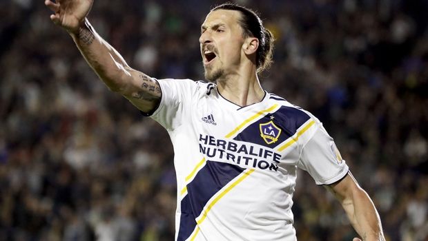 Ο Ζλάταν μοίραζε γκολ, αλλά οι Γκάλαξι έχασαν Ο Ζλάταν μοίραζε γκολ, αλλά οι Γκάλαξι έχασαν