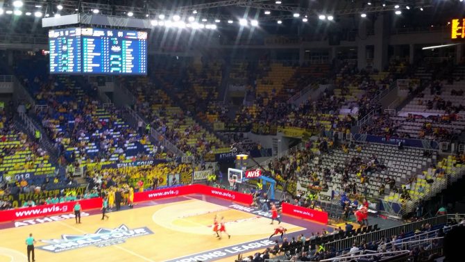 Ζεσταίνει την ατμόσφαιρα ο κόσμος! (VIDEO)