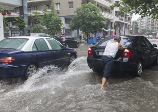 Η στιγμή που χείμαρρος παρασύρει γυναίκα στη Θεσσαλονίκη (vid)