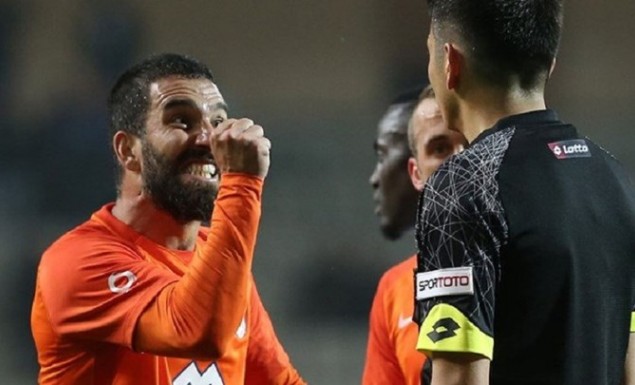 «Εξοντωτική» τιμωρία για Αρντά Τουράν: 16 αγωνιστικές επειδή έσπρωξε διαιτητή! «Εξοντωτική» τιμωρία για Αρντά Τουράν: 16 αγωνιστικές επειδή έσπρωξε διαιτητή!