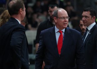 Ζήτησε ωτοασπίδες ο Αλβέρτος για να αντέξει το τραγούδι των ΑΕΚτσήδων!