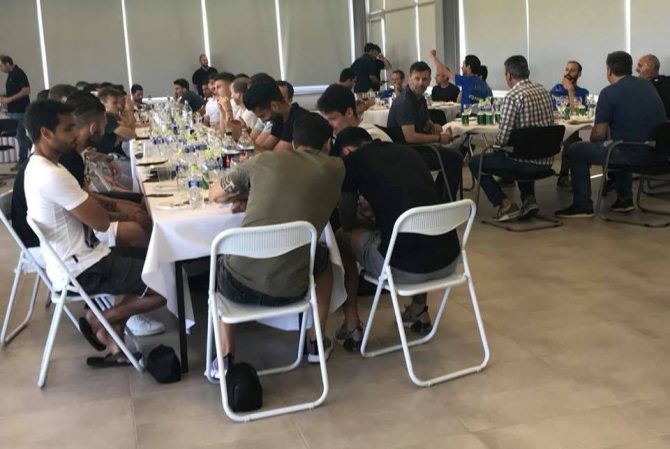 Το μπάρμπεκιου του Μανόλο στους παίκτες (ΦΩΤΟ)