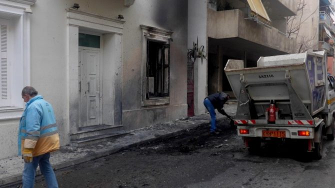 Επιθέσεις με μολότοφ στο σπίτι του Φλαμπουράρη Επιθέσεις με μολότοφ στο σπίτι του Φλαμπουράρη