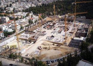 Οι πέντε γερανοί σε πλήρη λειτουργεία (ΒΙΝΤΕΟ)