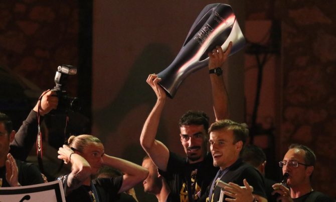 Ο κόσμος μίλησε: «Δε θα φύγεις απ’ εδώ ΠΟΤΕ Λάζαρε!» (VIDEO)