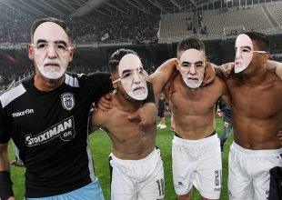 Με μάσκες του οπλοφόρου Σαββίδη πανηγύριζαν οι παίκτες του ΠΑΟΚ