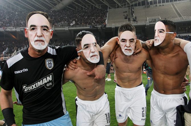 Με μάσκες του οπλοφόρου Σαββίδη πανηγύριζαν οι παίκτες του ΠΑΟΚ