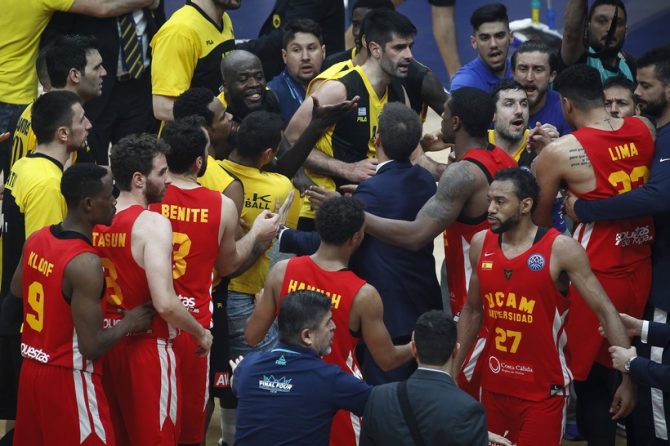 Στην Μούρθια φωνάζουν για φάουλ την πεντακάθαρη άμυνα του Τζέιμς! Στην Μούρθια φωνάζουν για φάουλ την πεντακάθαρη άμυνα του Τζέιμς!