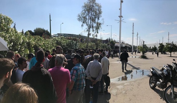 Με sleeping bag και από τις 03:00 τα ξημερώματα! (PICS)