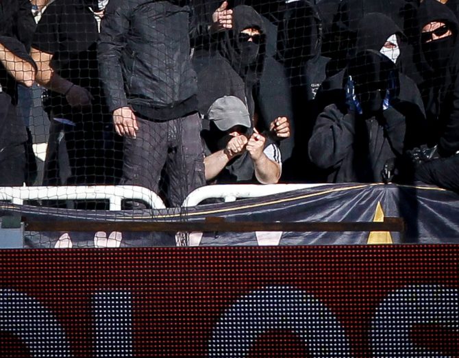 Φωτοβολίδες ευθείας βολής από τους ΠΑΟΚτζήδες (pics) Φωτοβολίδες ευθείας βολής από τους ΠΑΟΚτζήδες (pics)