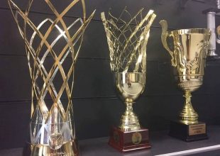 Το τρόπαιο στην… προσωρινή του θέση (ΦΩΤΟ)