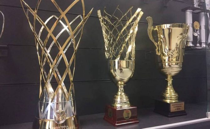 Το τρόπαιο στην… προσωρινή του θέση (ΦΩΤΟ)