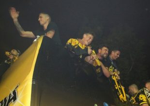 Άναψε καπνογόνο και τραγούδησε τον ύμνο ο Βράνιες (VIDEO)