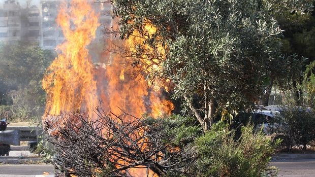 Μολότοφ έξω από το ΣΕΦ και ένταση με οπαδούς και αστυνομικούς
