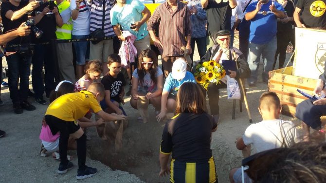 ΔΕΟΣ: Συγκινητική στιγμή όταν έπεφτε το ιερό χώμα (VIDEO)