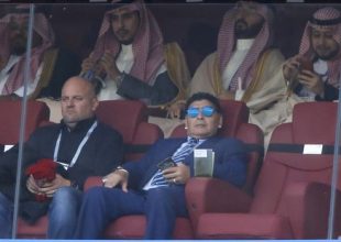 Ο Μαραντόνα στην πρεμιέρα με μπλε κοστούμι και μπλε γυαλιά ηλίου