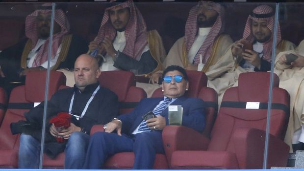 Ο Μαραντόνα στην πρεμιέρα με μπλε κοστούμι και μπλε γυαλιά ηλίου