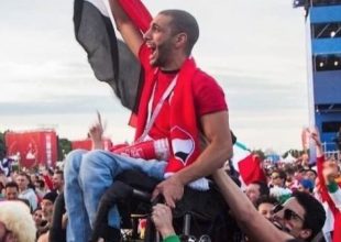 Κολομβιανοί και Μεξικανοί σηκώνουν Αιγύπτιο σε καροτσάκι για να δει την ομάδα του! (pic)