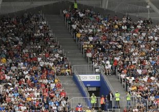 Aυστραλός “σπάει” τα ταμπού: Ολόγυμνος και με κάλτσα στην κερκίδα