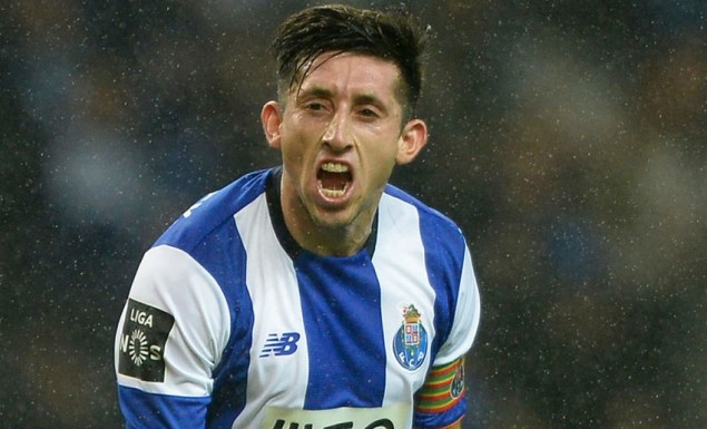 Κοιτάζει τον Έκτορ Ερέρα η Ρόμα