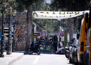 Συνεχίζεται η κατάληψη μέχρι το γκρέμισμα