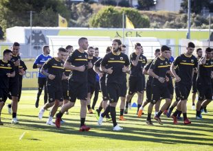 Κιτρινόμαυρη ριγέ, μαύρη και μπλε οι φανέλες της ΑΕΚ!
