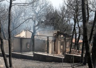 Συγκλονίζει η ιστορία νεκρού ζευγαριού στο Μάτι: Η γυναίκα μπορούσε να φύγει αλλά έμεινε στο πλάι του συζύγου της