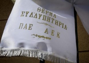 Στεφάνι από Μελισσανίδη – ΠΑΕ και «παρών» ο Μπάγεβιτς στην κηδεία του Κόκκαλη (PICS)