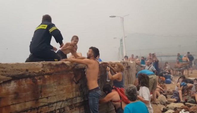 Οι ώρες της αγωνίας: Νέα συγκλονιστικά βίντεο από το Μάτι – Μάχη για τα παιδιά