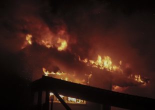 Σε εξέλιξη φωτιά στη Ρόδο – Σε ύφεση στην Πάρο