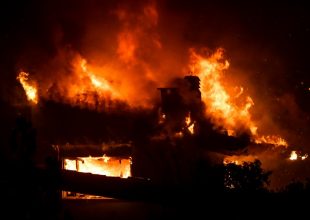 Μαίνεται η πυρκαγιά στα Γεράνια Όρη