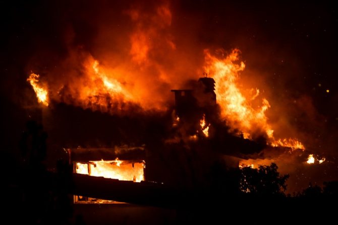 Μαίνεται η πυρκαγιά στα Γεράνια Όρη