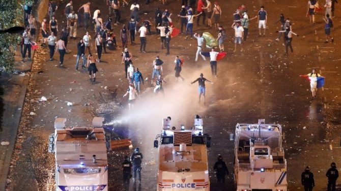 Γαλλία: Δυο νεκροί και ταραχές στο περιθώριο των εορτασμών για την κατάκτηση του Μουντιάλ