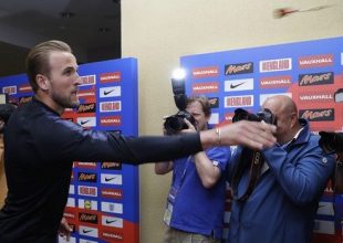 Σε τρομερά κέφια ο Κέιν: παίζει… βελάκια με ρεπόρτερ!