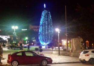 Φωταγωγήθηκε ξανά το χριστουγεννιάτικο δέντρο της Καβάλας