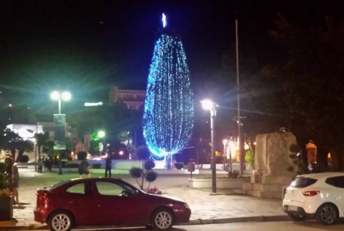 Φωταγωγήθηκε ξανά το χριστουγεννιάτικο δέντρο της Καβάλας