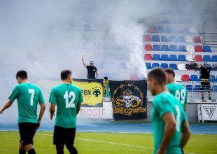 Όπου κι αν παίζει… την ακολουθούν (VIDEO)
