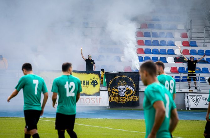 Όπου κι αν παίζει… την ακολουθούν (VIDEO)
