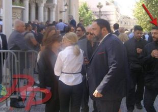 Καταγγελία για επίθεση σε δημοσιογράφο από «γνωστό» μπράβο του Μαρινάκη στην κηδεία Κόκκαλη