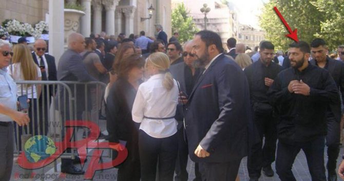 Καταγγελία για επίθεση σε δημοσιογράφο από «γνωστό» μπράβο του Μαρινάκη στην κηδεία Κόκκαλη